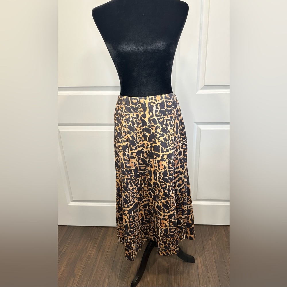 Animal print skirt with a flare bottom.